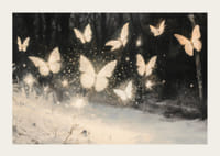 Ein Poster mit leuchtenden Schmetterlingen, die über einer schneebedeckten Landschaft schweben und die Winternacht erhellen.-3