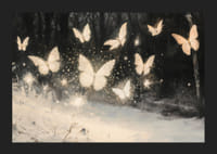 Ein Poster mit leuchtenden Schmetterlingen, die über einer schneebedeckten Landschaft schweben und die Winternacht erhellen.-5