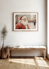 Plagát so Santom na prechádzke zasneženým mestom, šíriacim radosť z Vianoc.-8