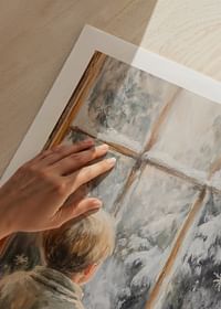 Een poster met een kind dat door een bevroren raam verwonderd naar een winters landschap kijkt.-5