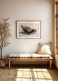 En poster med en snöklädd släde fylld av julklappar som sprider festlig magi och traditionell charm.-8