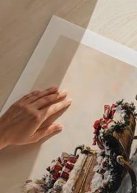 En poster med en snöklädd släde fylld av julklappar som sprider festlig magi och traditionell charm.-9