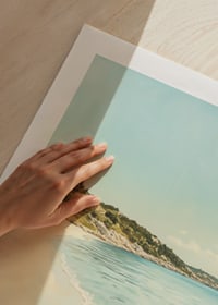 Un poster che cattura una spiaggia sabbiosa e soleggiata e un mare cristallino-9