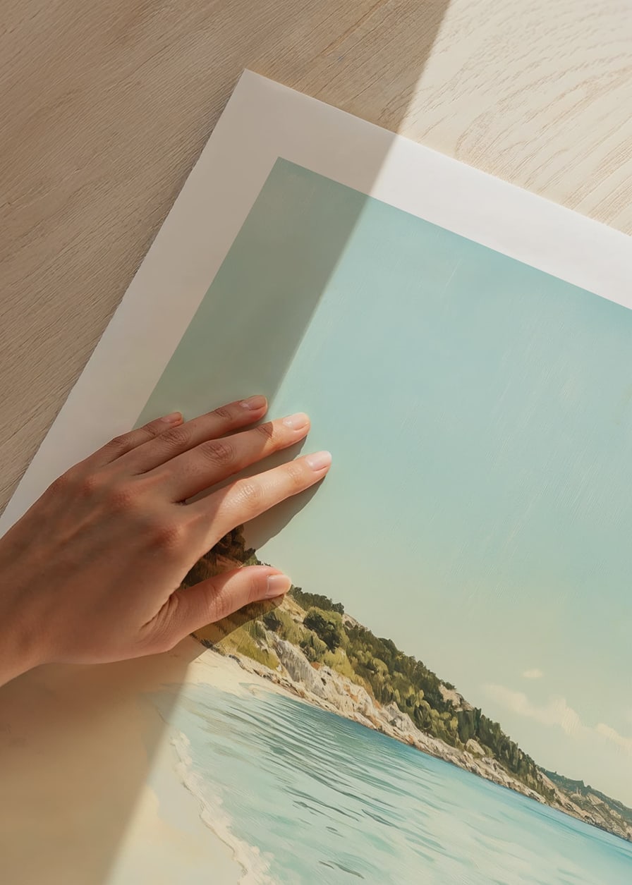 Un poster che cattura una spiaggia sabbiosa e soleggiata e un mare cristallino-12