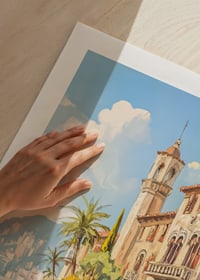 Ein Poster mit einer sonnenverwöhnten mediterranen Villa am glitzernden Meer-9