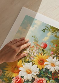 Ein Poster mit einem strahlenden Blumenstrauß in warmen Farbtönen-9
