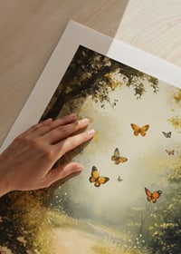 En poster som skildrar en solbelyst skogsstig, där fjärilar dansar bland vilda blommor -9