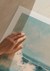 Un manifesto in stile olio raffigurante potenti onde dell'oceano che si infrangono contro le rocce costiere-9