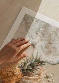 Un poster cu un ananas auriu pe o plajă încălzită de soare, îmbrățișată de valurile blânde ale oceanului-5