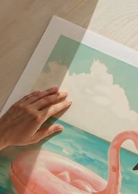 Un poster cu un inel de înot flamingo roz plutind pe o mare turcoaz sub un cer însorit-5