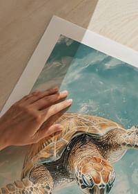 Un poster cu o țestoasă de mare maiestuoasă care planează prin apă limpede-5