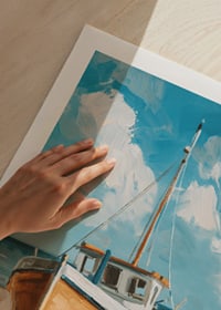 Een poster van een houten boot die rust op een zonnig strand met de oceaan op de achtergrond-9