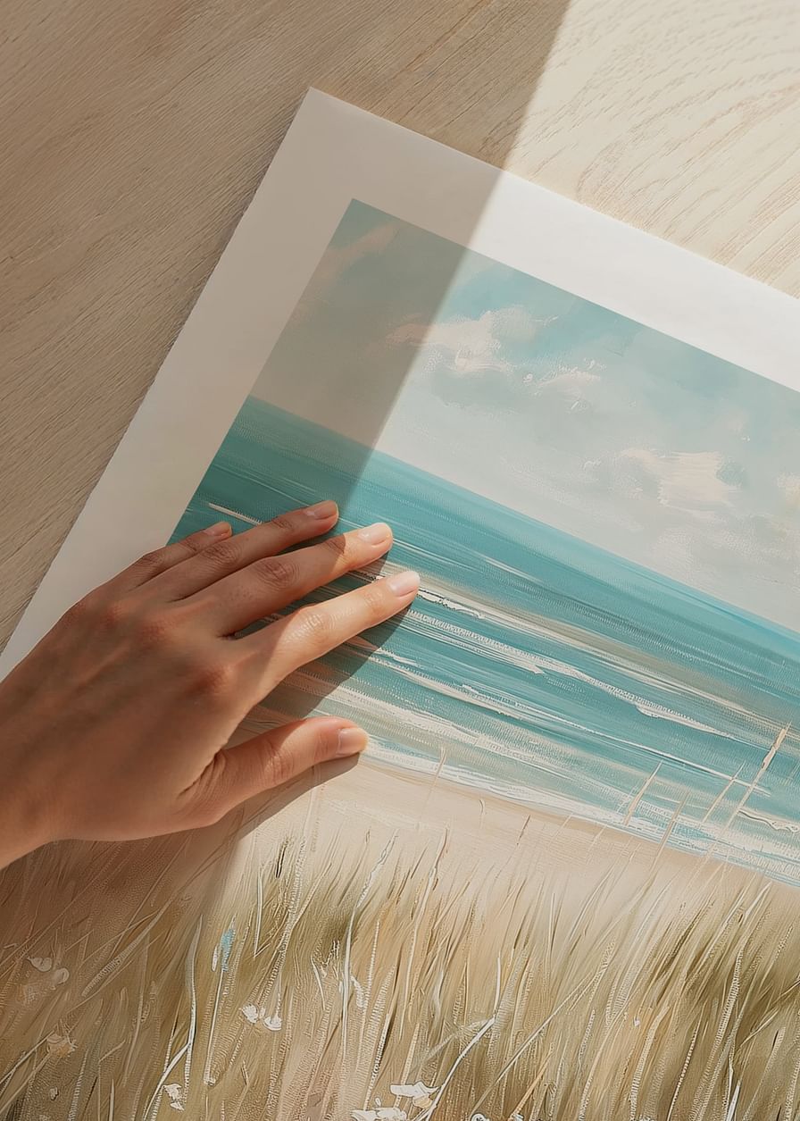 Un poster cu o plajă însorită cu iarbă ondulată, flori sălbatice și un ocean strălucitor în fundal-12