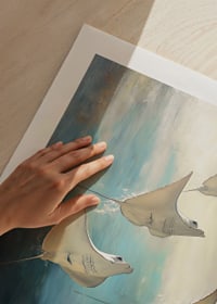 Une affiche de rayons flottant dans l'eau bleu profond, illuminée par des rayons de lumière dorés-9