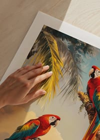 En poster av två praktfulla papegojor vilande på palmgrenar i en tropisk djungel-9