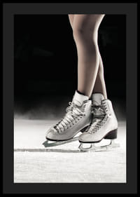 O pereche de patine artistice elegante stau pe gheață, gata să creeze magie cu fiecare mișcare-4