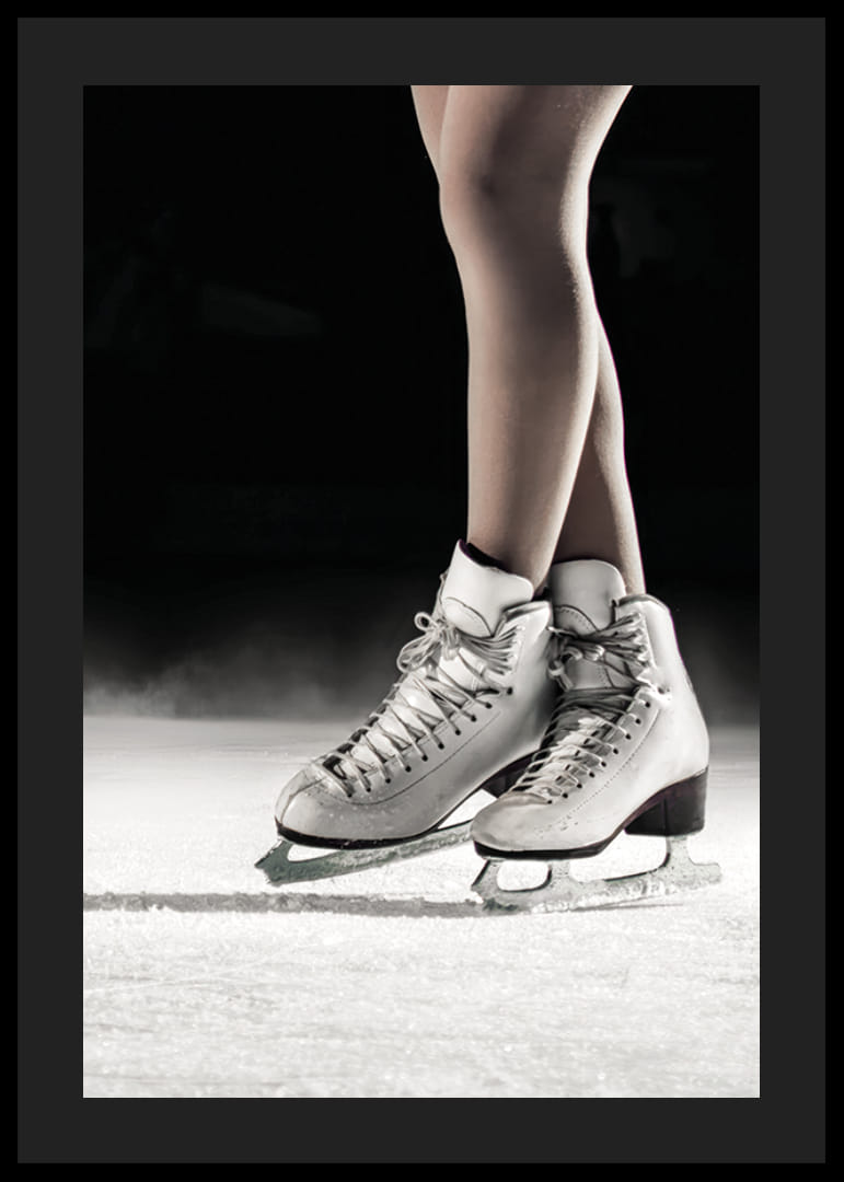 O pereche de patine artistice elegante stau pe gheață, gata să creeze magie cu fiecare mișcare-12