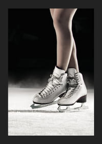 O pereche de patine artistice elegante stau pe gheață, gata să creeze magie cu fiecare mișcare-5