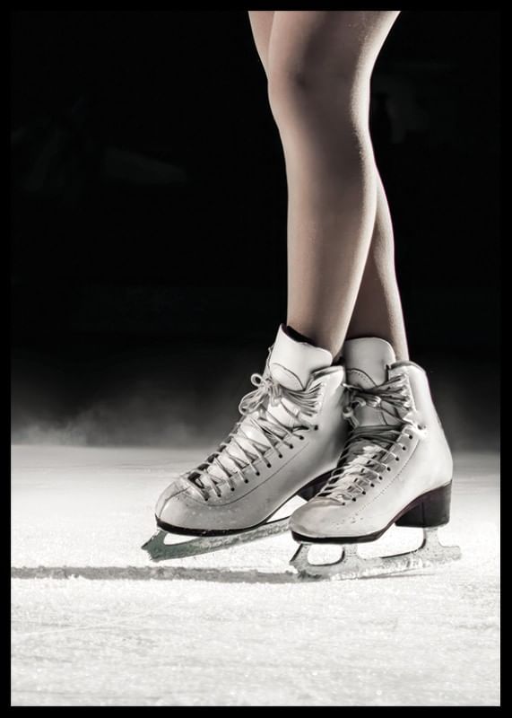 Une paire de patins artistiques élégants se tient sur la glace, prête à créer de la magie à chaque mouvement.-12