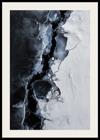 Pęknięty lód spotyka się z ciemną wodą, tworząc dramatyczny kontrast, który oddaje surowe piękno zimy-2