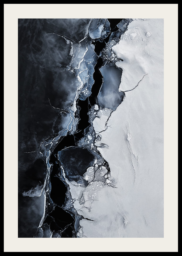 Pęknięty lód spotyka się z ciemną wodą, tworząc dramatyczny kontrast, który oddaje surowe piękno zimy-12