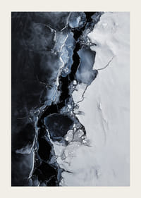 Pęknięty lód spotyka się z ciemną wodą, tworząc dramatyczny kontrast, który oddaje surowe piękno zimy-3