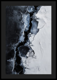 Pęknięty lód spotyka się z ciemną wodą, tworząc dramatyczny kontrast, który oddaje surowe piękno zimy-4