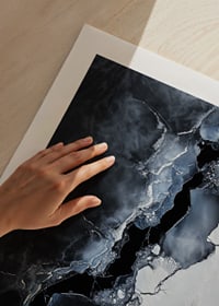 Sprucken is möter mörkt vatten och skapar en dramatisk kontrast som fångar vinterns råa skönhet-9