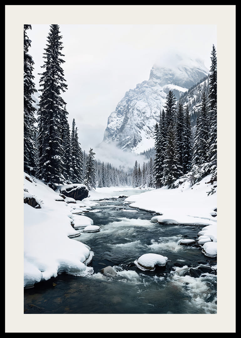 Une rivière calme serpente à travers une forêt enneigée, entourée de hautes montagnes et de la beauté tranquille de l'hiver-12