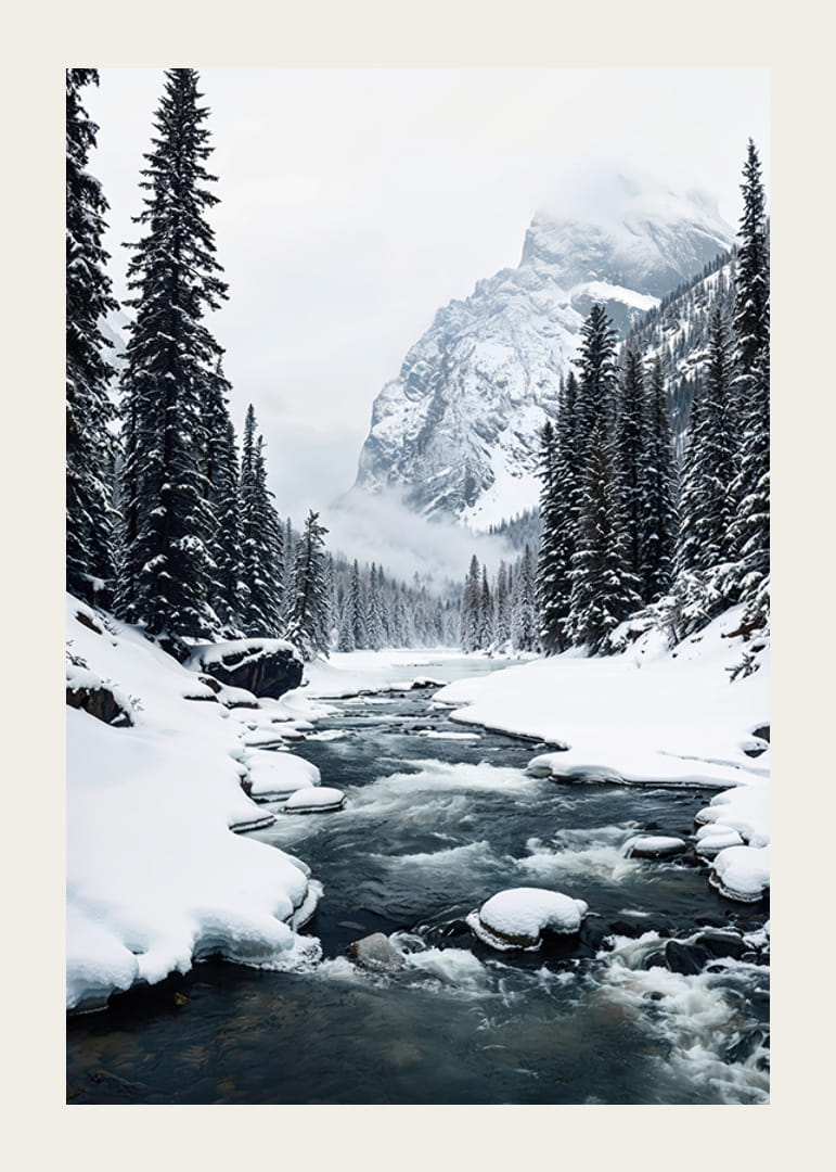 Une rivière calme serpente à travers une forêt enneigée, entourée de hautes montagnes et de la beauté tranquille de l'hiver-12