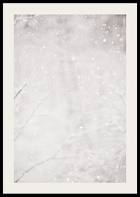 Morbidi fiocchi di neve cadono in un silenzioso paesaggio invernale, creando un senso di calma e magia-2