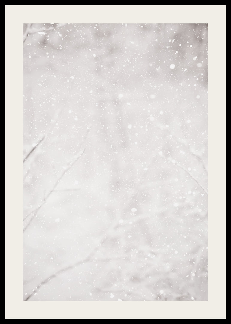 Morbidi fiocchi di neve cadono in un silenzioso paesaggio invernale, creando un senso di calma e magia-12