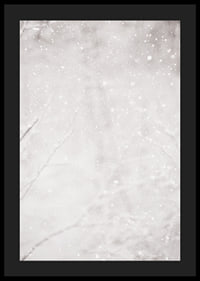 Morbidi fiocchi di neve cadono in un silenzioso paesaggio invernale, creando un senso di calma e magia-4