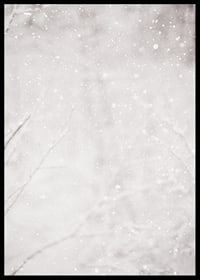 Morbidi fiocchi di neve cadono in un silenzioso paesaggio invernale, creando un senso di calma e magia-6