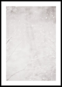 Morbidi fiocchi di neve cadono in un silenzioso paesaggio invernale, creando un senso di calma e magia-0
