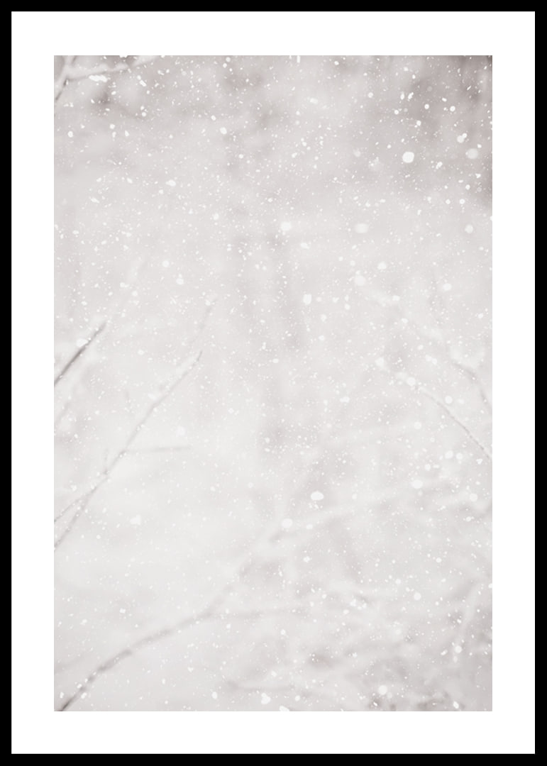 Morbidi fiocchi di neve cadono in un silenzioso paesaggio invernale, creando un senso di calma e magia-12