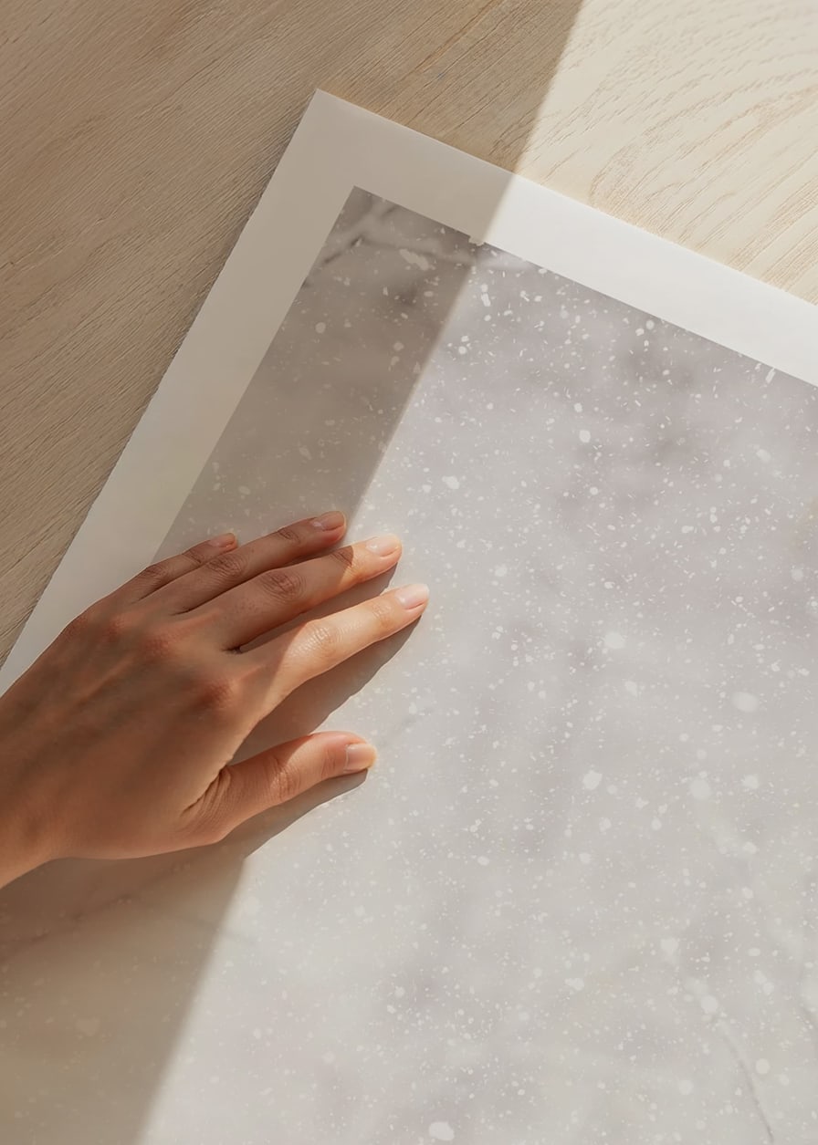 Morbidi fiocchi di neve cadono in un silenzioso paesaggio invernale, creando un senso di calma e magia-12