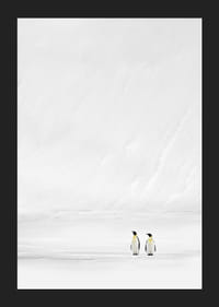 Två pingviner står tillsammans i ett oändligt, snöklätt landskap och förmedlar stillhet och samhörighet-5