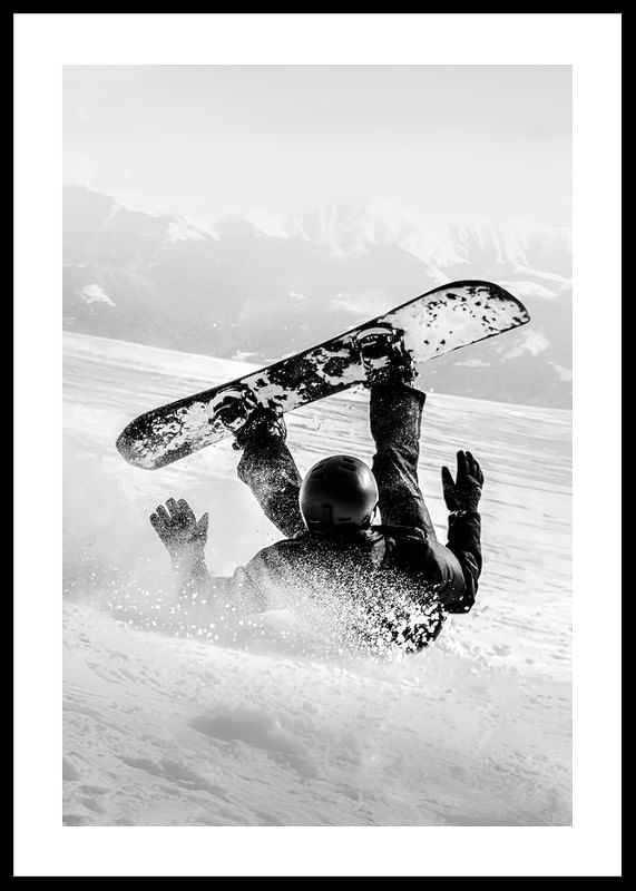 Een dramatisch moment van snowboardavontuur waarbij een skiër zowel snelheid als val tegenkomt in met sneeuw bedekte bergen.-12