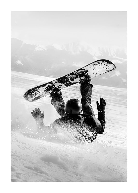 Een dramatisch moment van snowboardavontuur waarbij een skiër zowel snelheid als val tegenkomt in met sneeuw bedekte bergen.-12