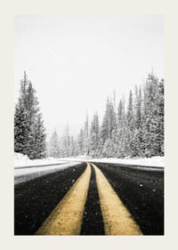 Une route d'hiver désolée serpente à travers une forêt enneigée-3