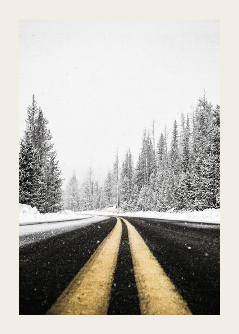 Une route d'hiver désolée serpente à travers une forêt enneigée-12