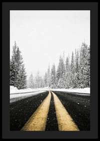 Une route d'hiver désolée serpente à travers une forêt enneigée-4