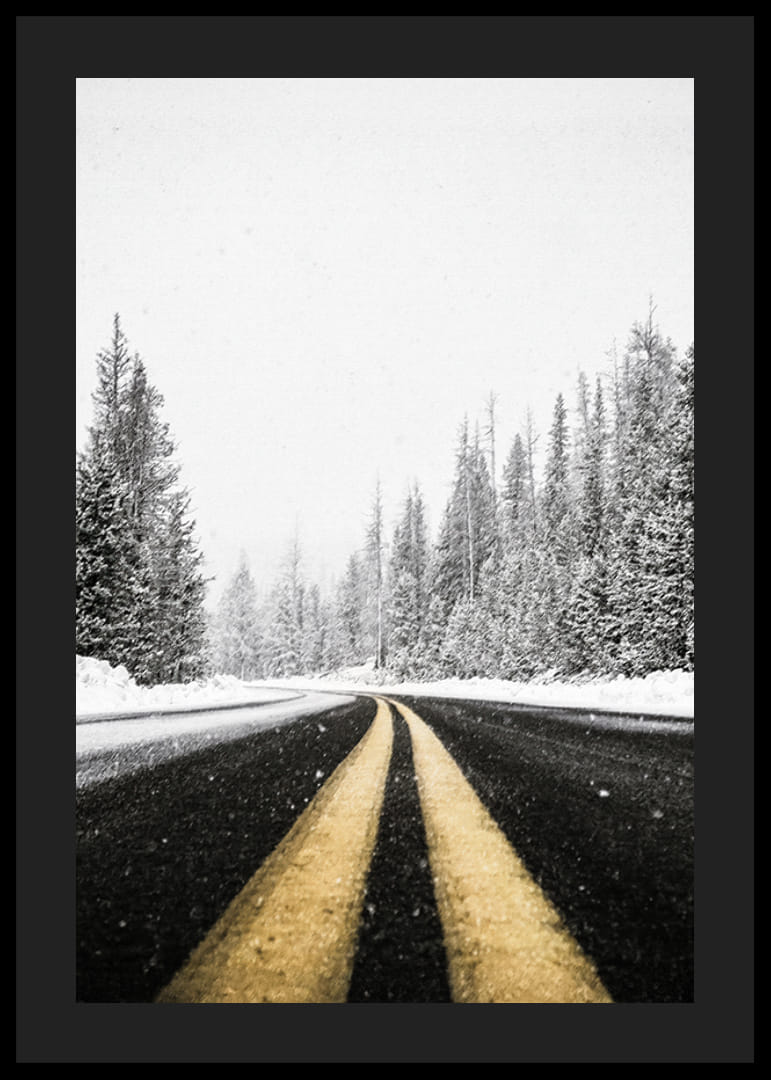 Une route d'hiver désolée serpente à travers une forêt enneigée-12