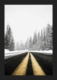 Une route d'hiver désolée serpente à travers une forêt enneigée-5