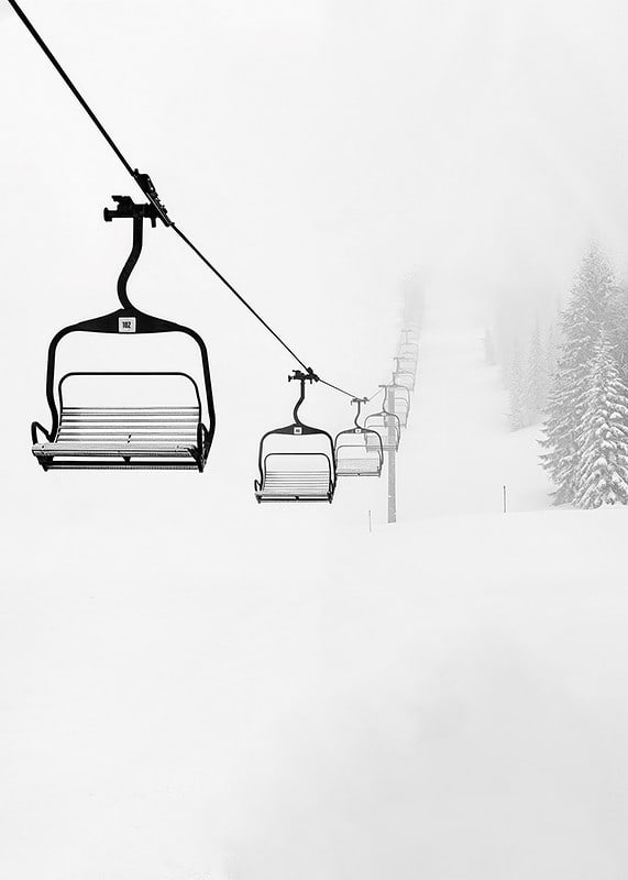 Une remontée mécanique vide s'étend à travers un paysage enneigé, capturant la beauté calme et paisible de l'hiver-12