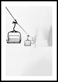 Une remontée mécanique vide s'étend à travers un paysage enneigé, capturant la beauté calme et paisible de l'hiver-0
