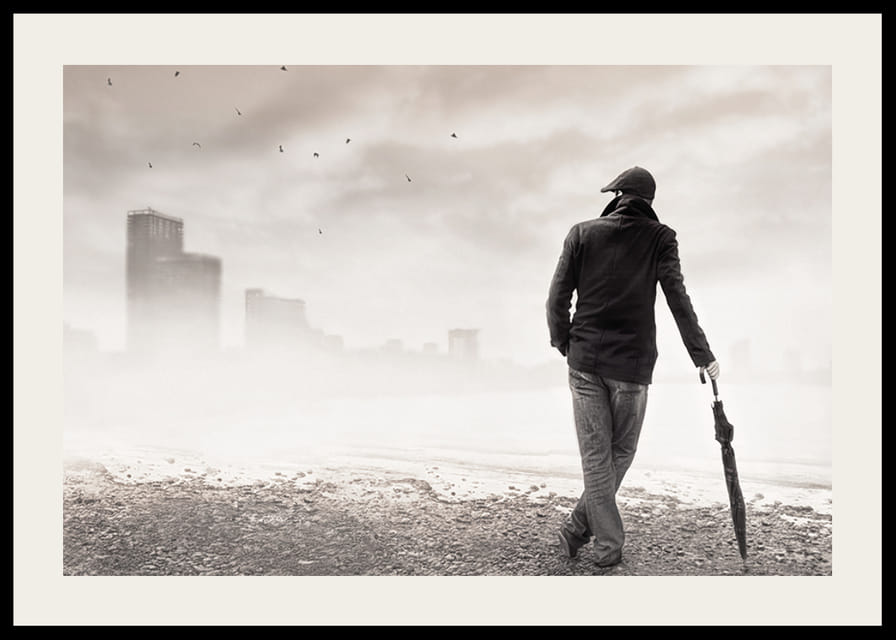 En ensam figur står med ett paraply och blickar ut över en dimhöljd stad, fångad i ett ögonblick av stillhet och reflektion.-12