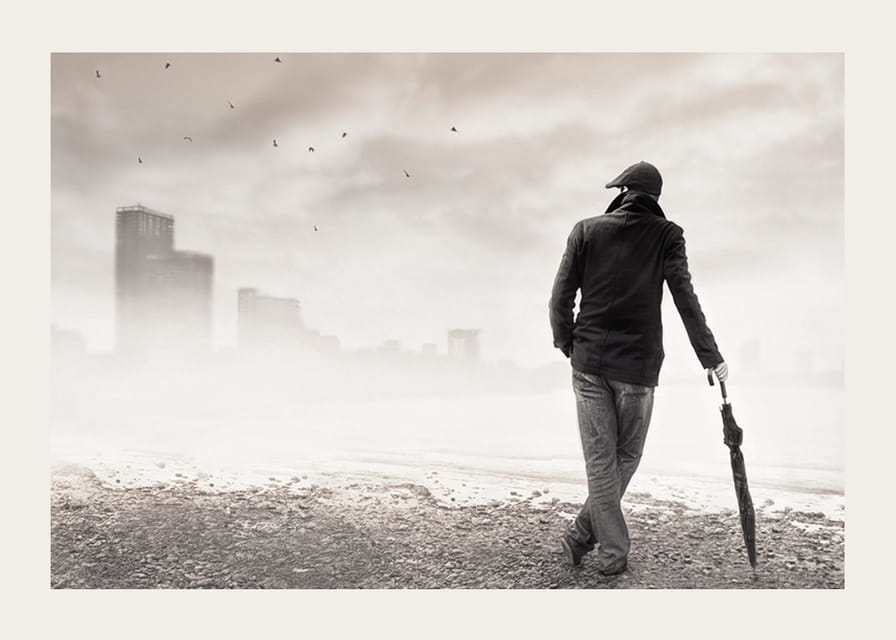 En ensam figur står med ett paraply och blickar ut över en dimhöljd stad, fångad i ett ögonblick av stillhet och reflektion.-12