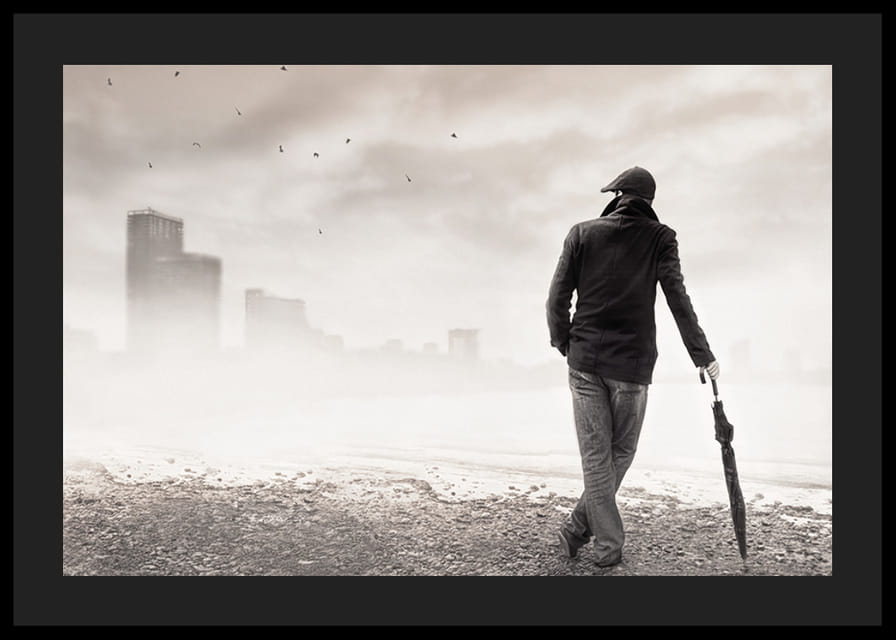 En ensam figur står med ett paraply och blickar ut över en dimhöljd stad, fångad i ett ögonblick av stillhet och reflektion.-12